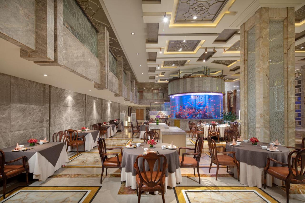 Crowne Plaza Shanghai Nanjing Road By Ihg Kültér fotó The restaurant