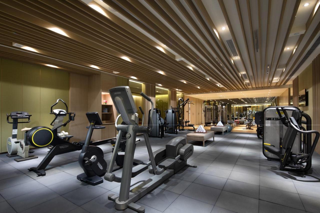 Crowne Plaza Shanghai Nanjing Road By Ihg Kültér fotó The gym at The Landmark