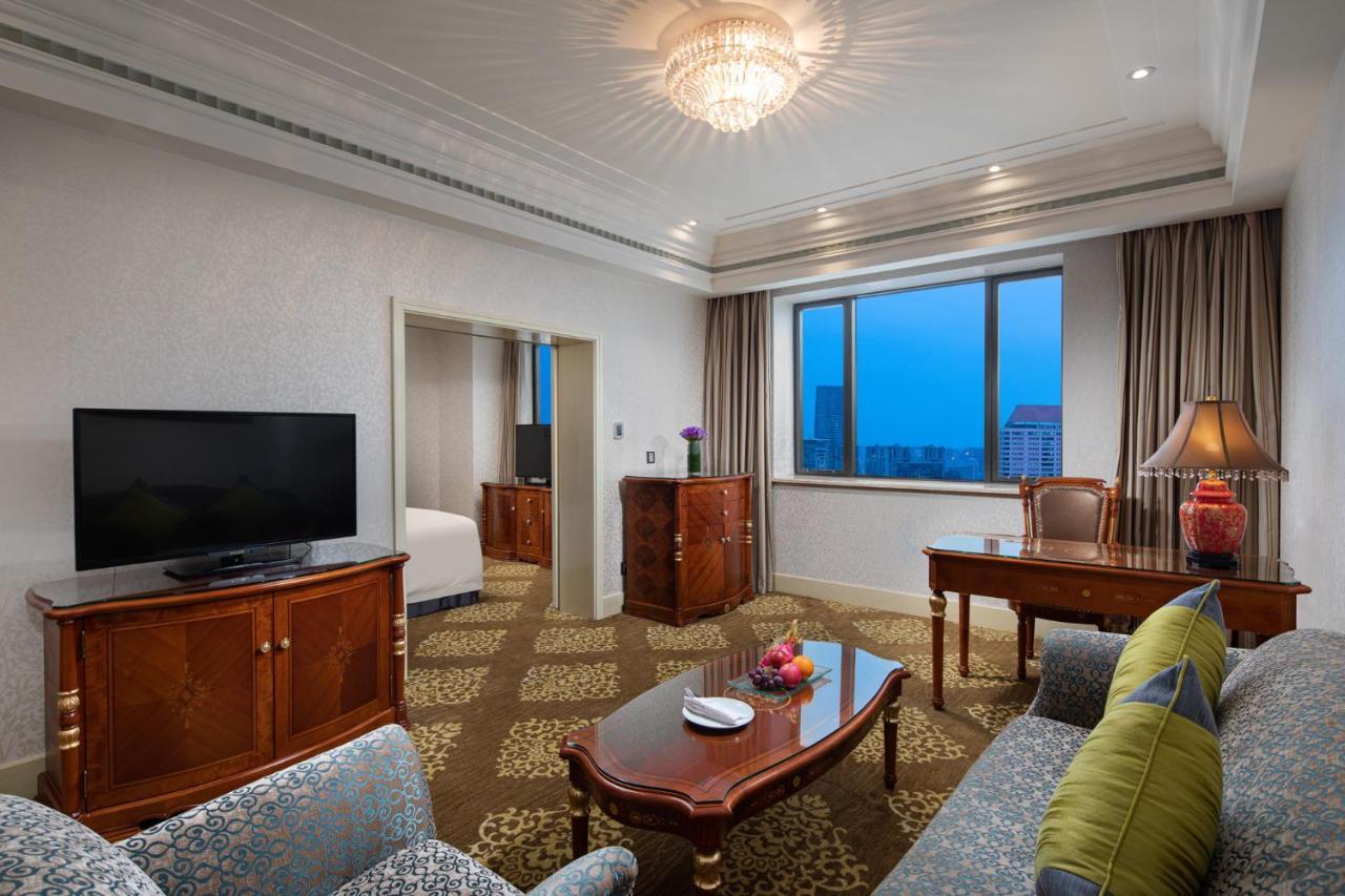 Crowne Plaza Shanghai Nanjing Road By Ihg Kültér fotó A suite at the hotel
