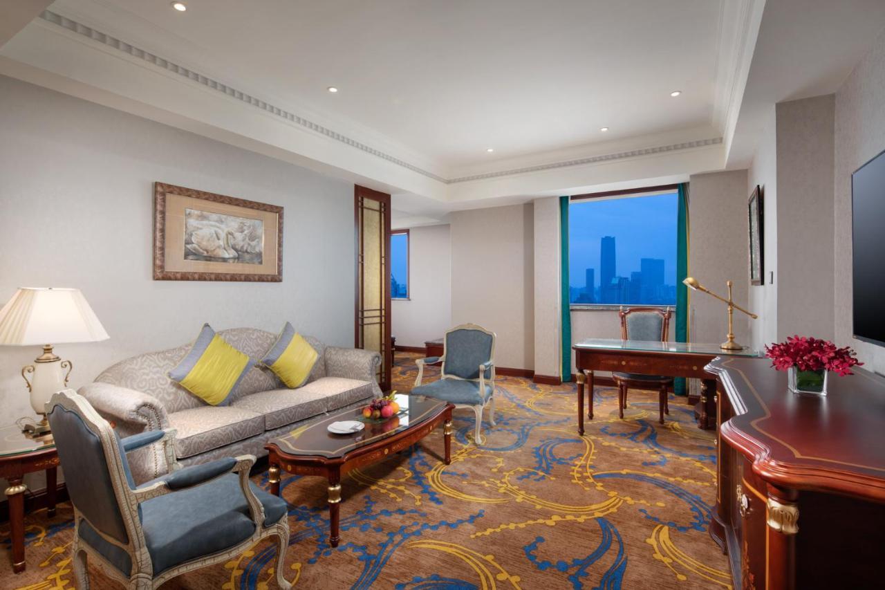 Crowne Plaza Shanghai Nanjing Road By Ihg Kültér fotó A suite at the hotel