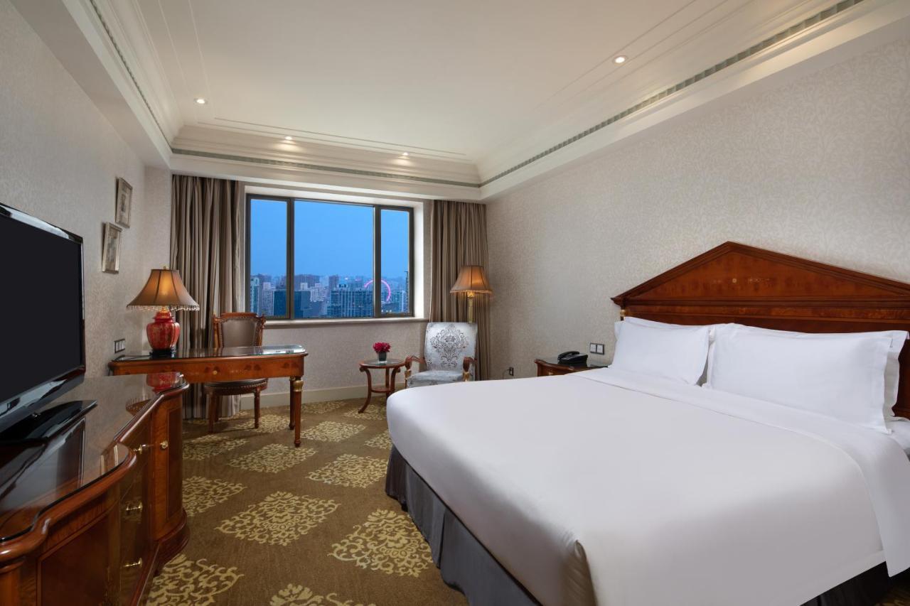 Crowne Plaza Shanghai Nanjing Road By Ihg Kültér fotó A room at the hotel