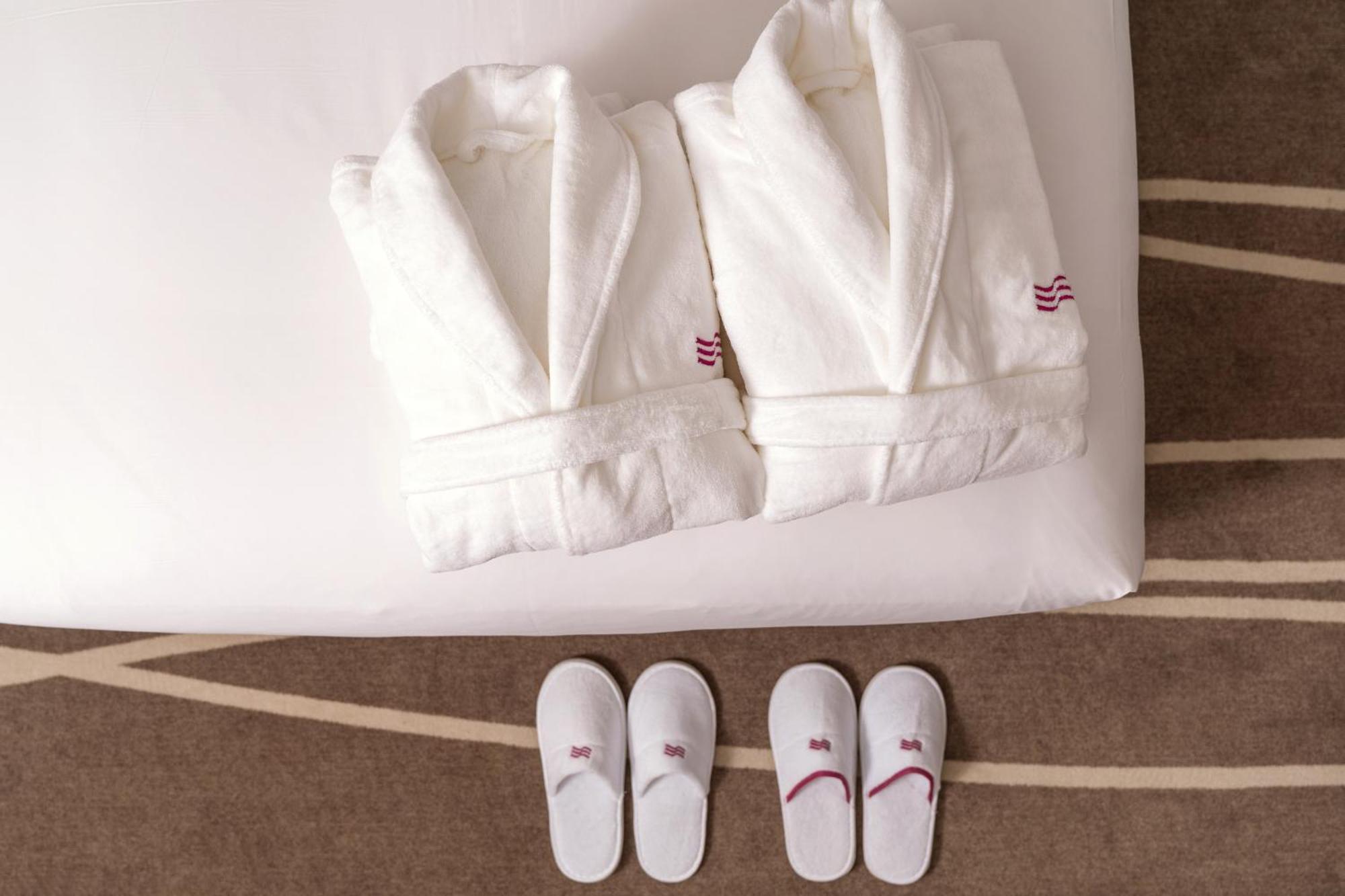 Crowne Plaza Shanghai Nanjing Road By Ihg Kültér fotó Bathrobe and slippers